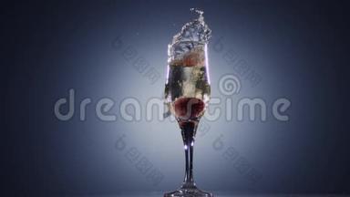 在酒杯里，香槟酒<strong>洒下</strong>新鲜草莓，慢动作